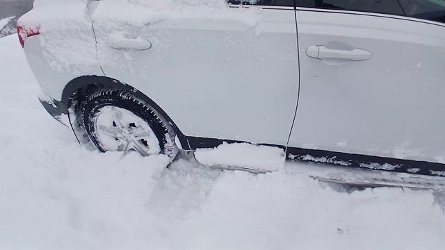 Занесло все улицы города снегом.Посадили внедорожник на пузо,толкаем,копаем,не можем вытолкнуть.