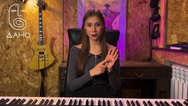 Марина: педагог по вокалу ДАНО