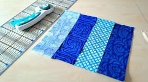 Как превратить эти полоски синей ткани в красивое лоскутное одеяло.