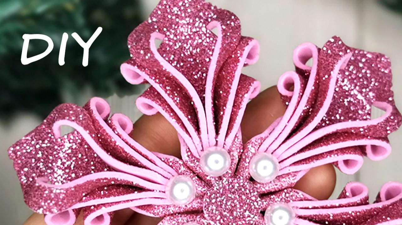 Ажурная снежинка из глиттерного фоамирана своими руками. Декор на Новый год смотреть онлайн