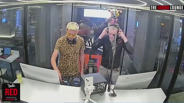 Happy Smile Music - LIVE ON AIR From PHUKET RadioRed, Thailand смотреть онлайн