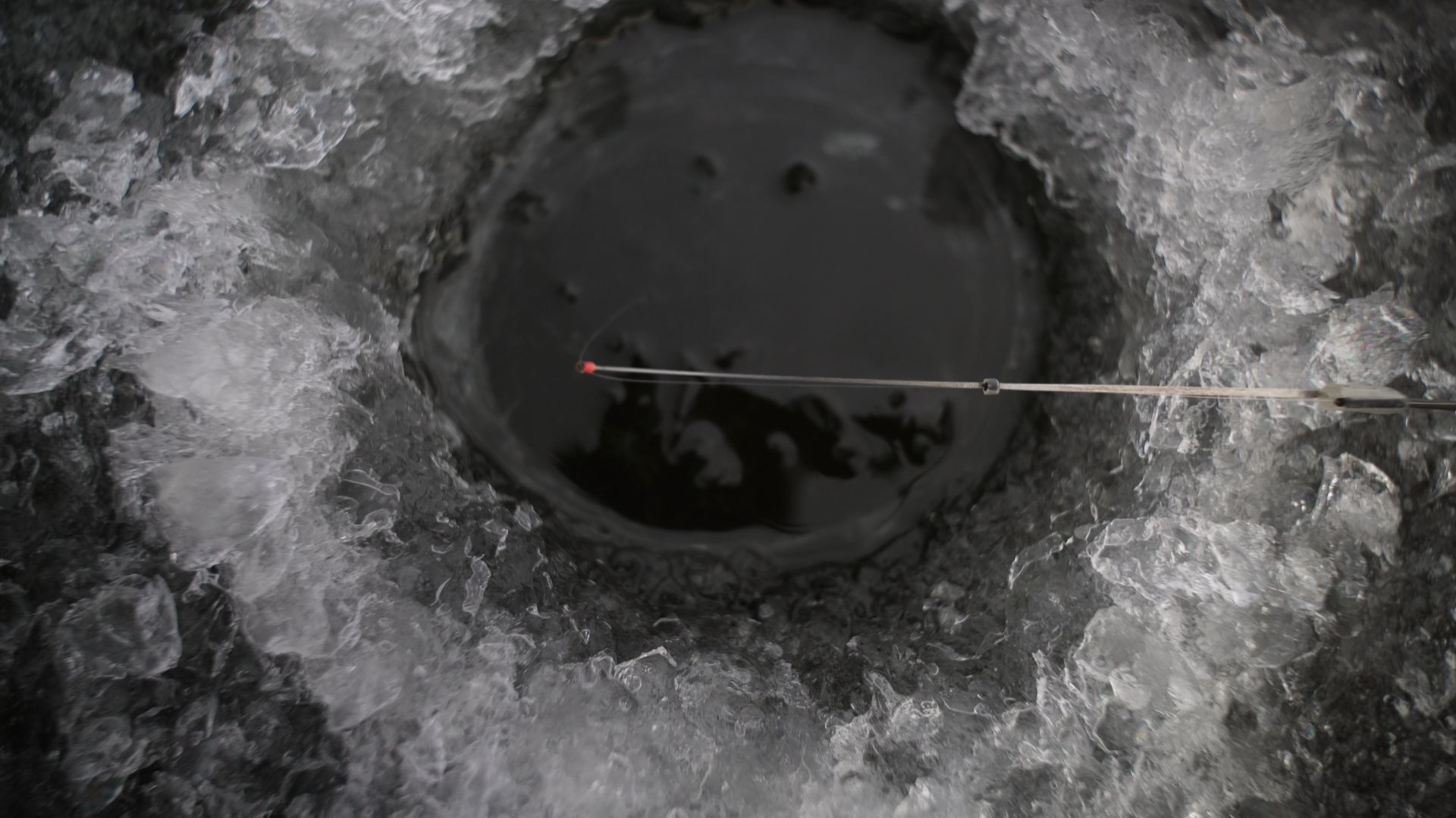 Первый лёд на таёжном озере рыбалка на безмотылку