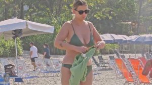 Жаркий день и жаркая прогулка по пляжу Бразилии