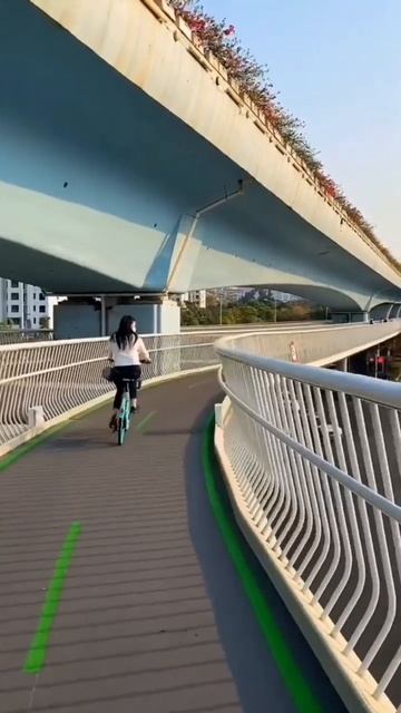 В Китае 🇨🇳 появилась самая длинная в мире «воздушная трасса» для велосипедов смотреть онлайн