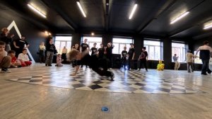 Дети танцуют Брейк