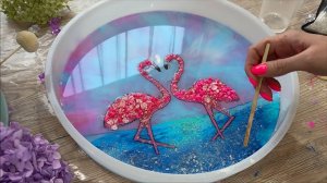 Стол из эпоксидной смолы с цветами и фламинго.