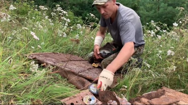 Поехал в лес на велосипеде и нашел много металлического мусора.