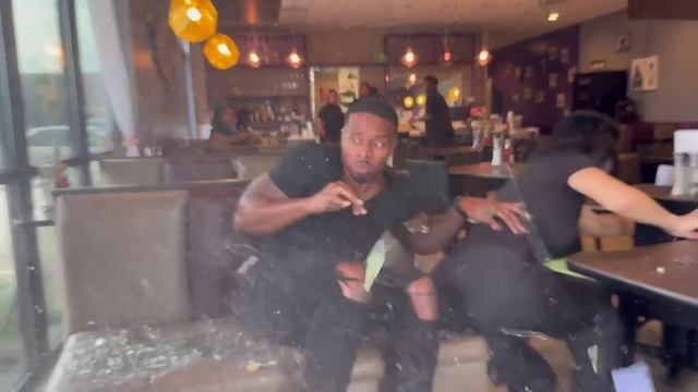 Машина въехала в бургерную, прямо в двух блоггеров смотреть онлайн