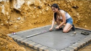 Гениальная девушка строит прочный фундамент и баню в джунглях из кирпичей ручной работы.