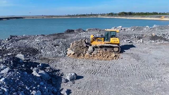 Ep20. Отсыпка огромного озера. Бульдозер Shantui и грузовики засыпают участок. смотреть онлайн