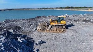 Ep20. Отсыпка огромного озера. Бульдозер Shantui и грузовики засыпают участок.