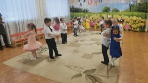 "Два цветочка" Танец для мамы. Парный в средней группе