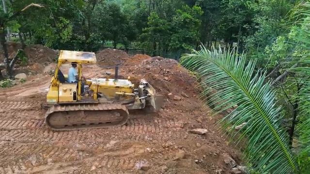 Бульдозер D41P толкает камни к фермерскому домику. смотреть онлайн