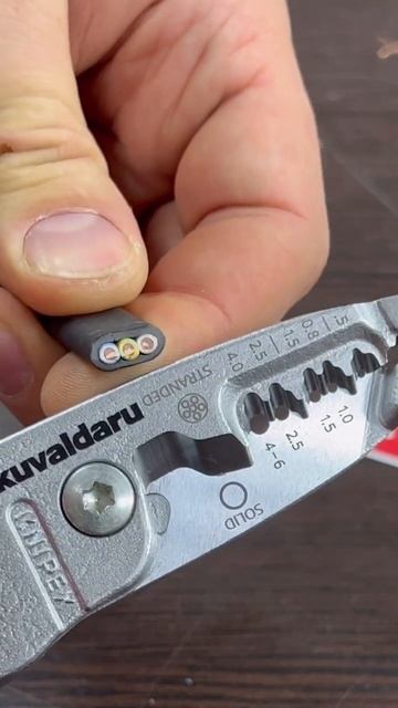 Клещи электромонтажные диэлектрические KNIPEX в действии 😎 смотреть онлайн