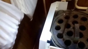 При обслуживании газового котла по договору ВДГО газовики очищают и настраивают горелку.
