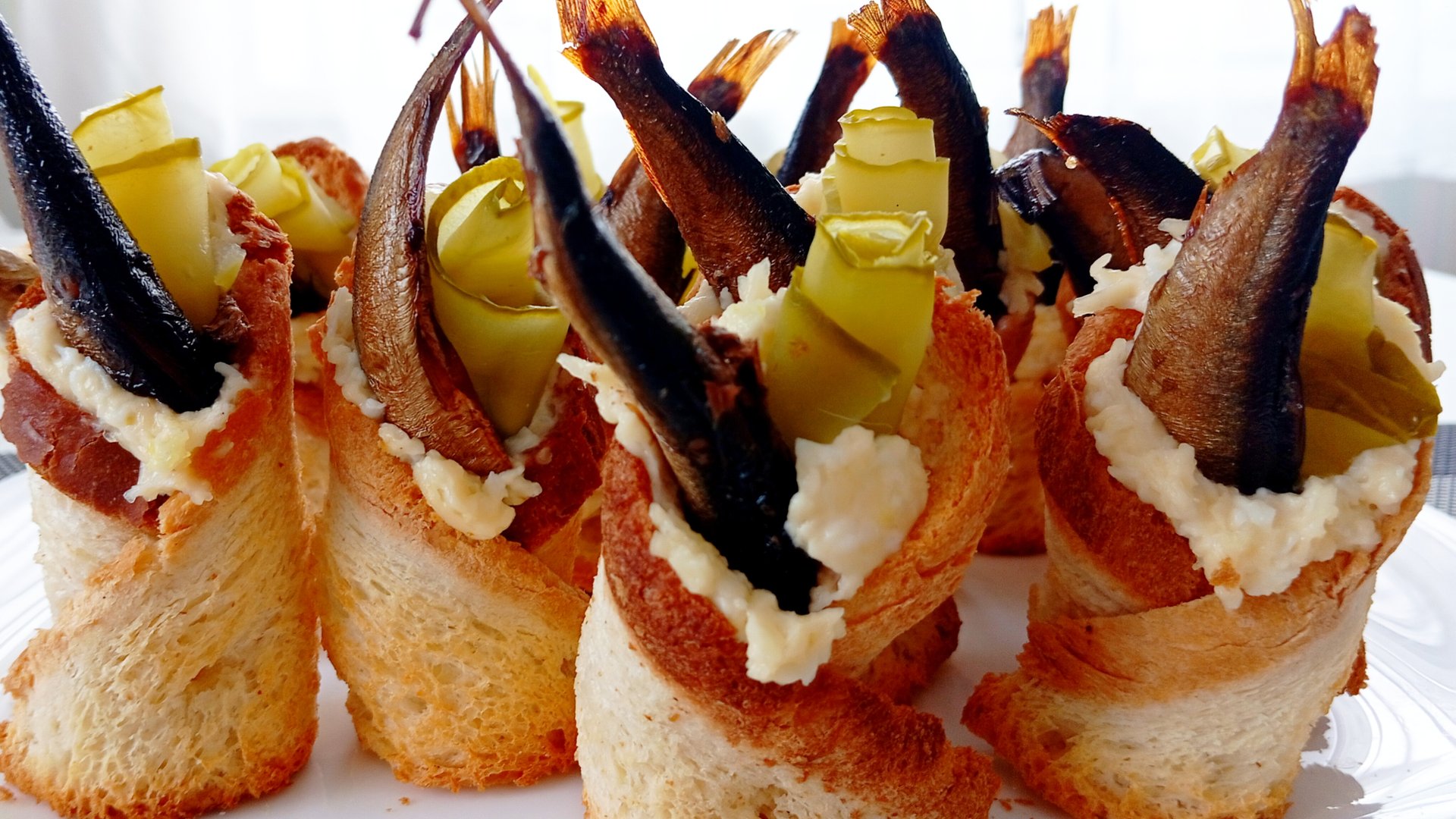 Праздничная 🎉🎊🥳 закуска из тостового хлеба 🍞 со шпротами 🐟, с сыром 🧀 и чесноком 🧄 смотреть онлайн