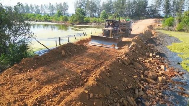 Часть 1. Дорога через болото. Бульдозер Komatsu D53A и грузовики прокладывают дорогу. смотреть онлайн