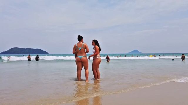 Жаркая прогулка по пляжу в знойный день. Красивые женщины в бикини 👙, красивые девушки в мини смотреть онлайн