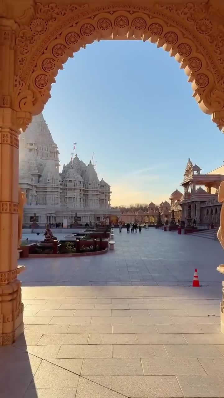 BAPS Shri Swaminarayan Akshardham in Robbinsville, New Jersey, is one of the most impressive Hind... смотреть онлайн