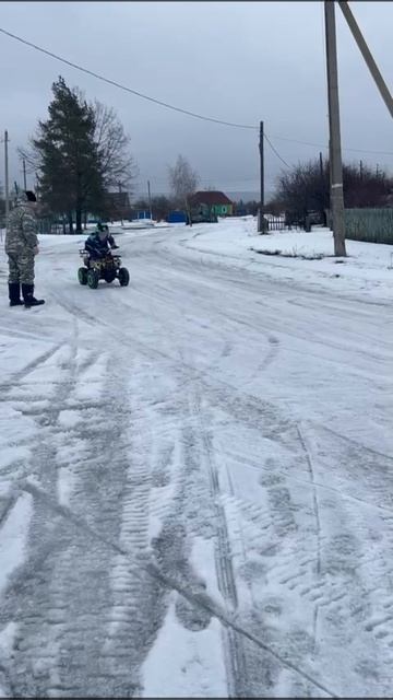 Никитос на квадроцикле делает дрифт