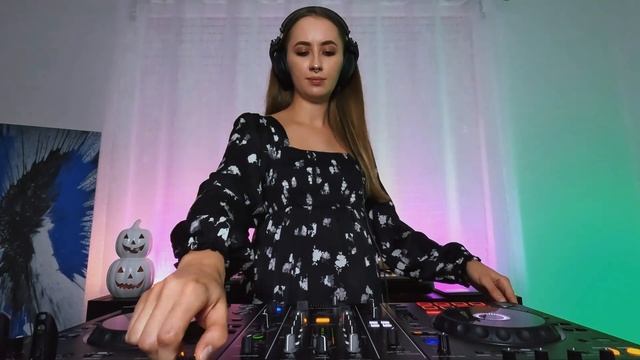 Ulyana - Melodic Techno & House DJ Mix Home Set 16 4K Halloween Dance смотреть онлайн