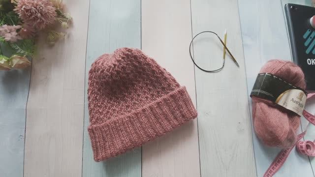 Шапка Брусника с объемными дорожками. смотреть онлайн