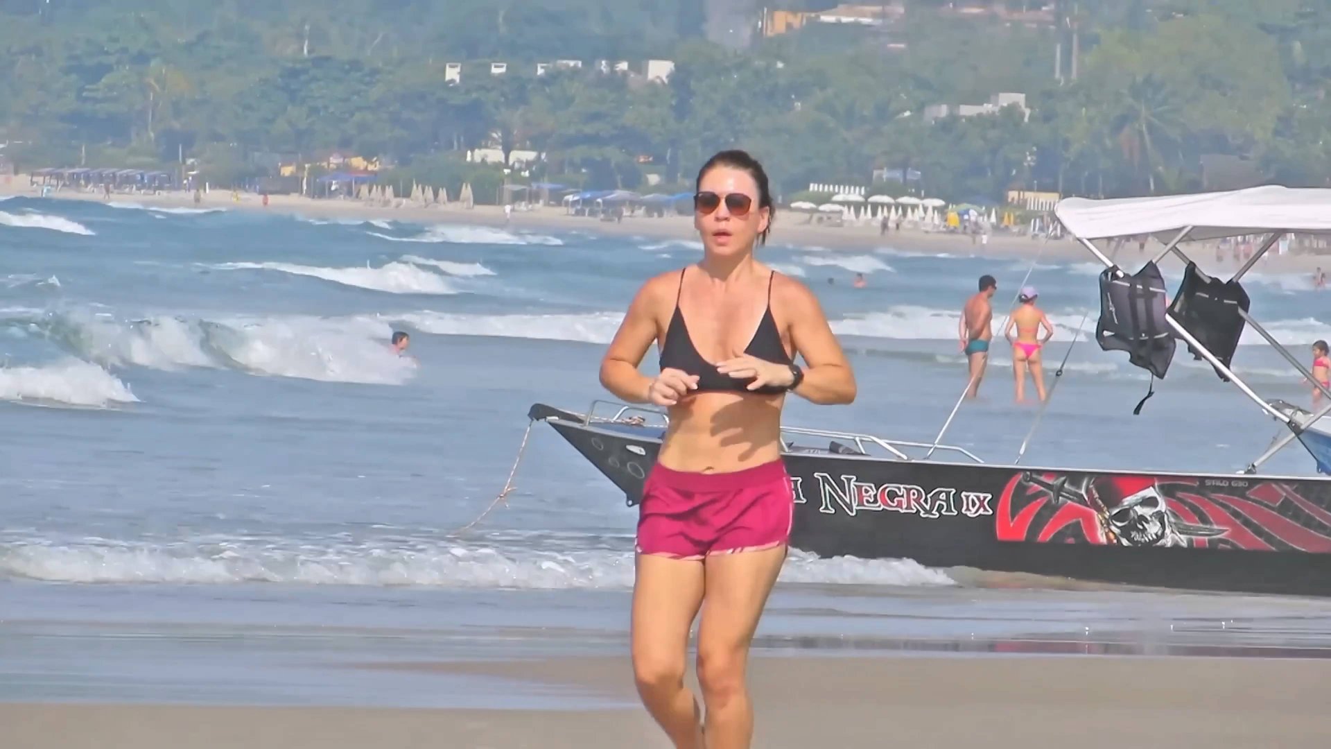 Знойная Бразилия 👙Красотки в мини бикини гуляют по пляжу смотреть онлайн