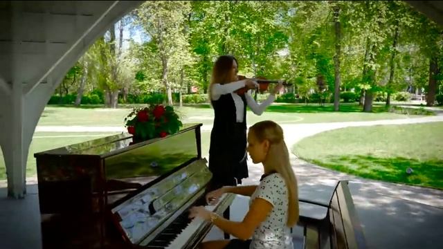 Прекрасное далёко из к\ф Гостья из будущего. Играют две красавицы на пианино и скрипке