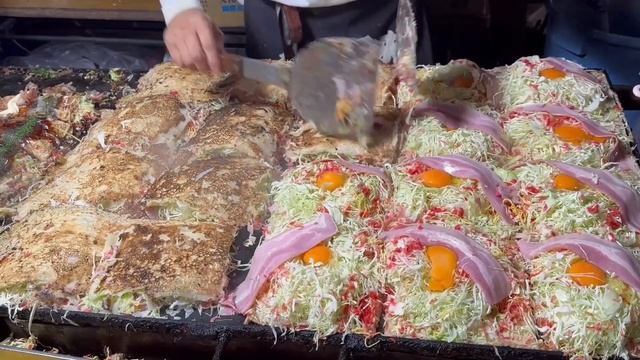 Свежеиспеченные окономияки. Японская уличная еда.