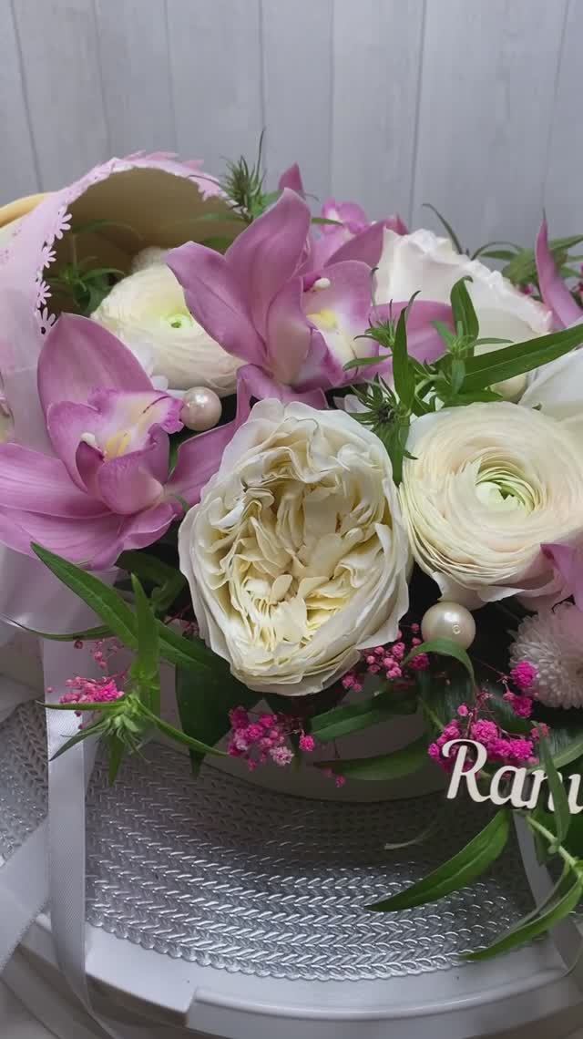 Букет из орхидей и ранункулюсов в люльке на выписку смотреть онлайн