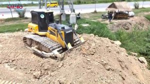 Бульдозер SHANTUI DH17c3 и грузовики расширяют дорогу.