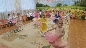 Танец Стирка на день мамы и 8 марта девочек средней группы. Мамины помощники