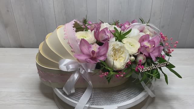Букет из орхидей и ранункулюсов в люльке на выписку смотреть онлайн