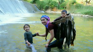 Ловлю рыбу капканом и заготавливаю ее на продажу. Приготовление пищи с двумя маленькими детьми.