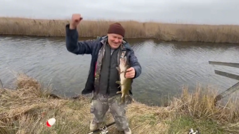 Щука на крючке🦈 смотреть онлайн