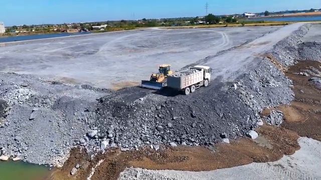 Ep21. Отсыпка огромного озера. Бульдозер Shantui и грузовики засыпают участок. смотреть онлайн