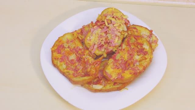 Горячие бутерброды на сковородке с сыром и колбасой смотреть онлайн