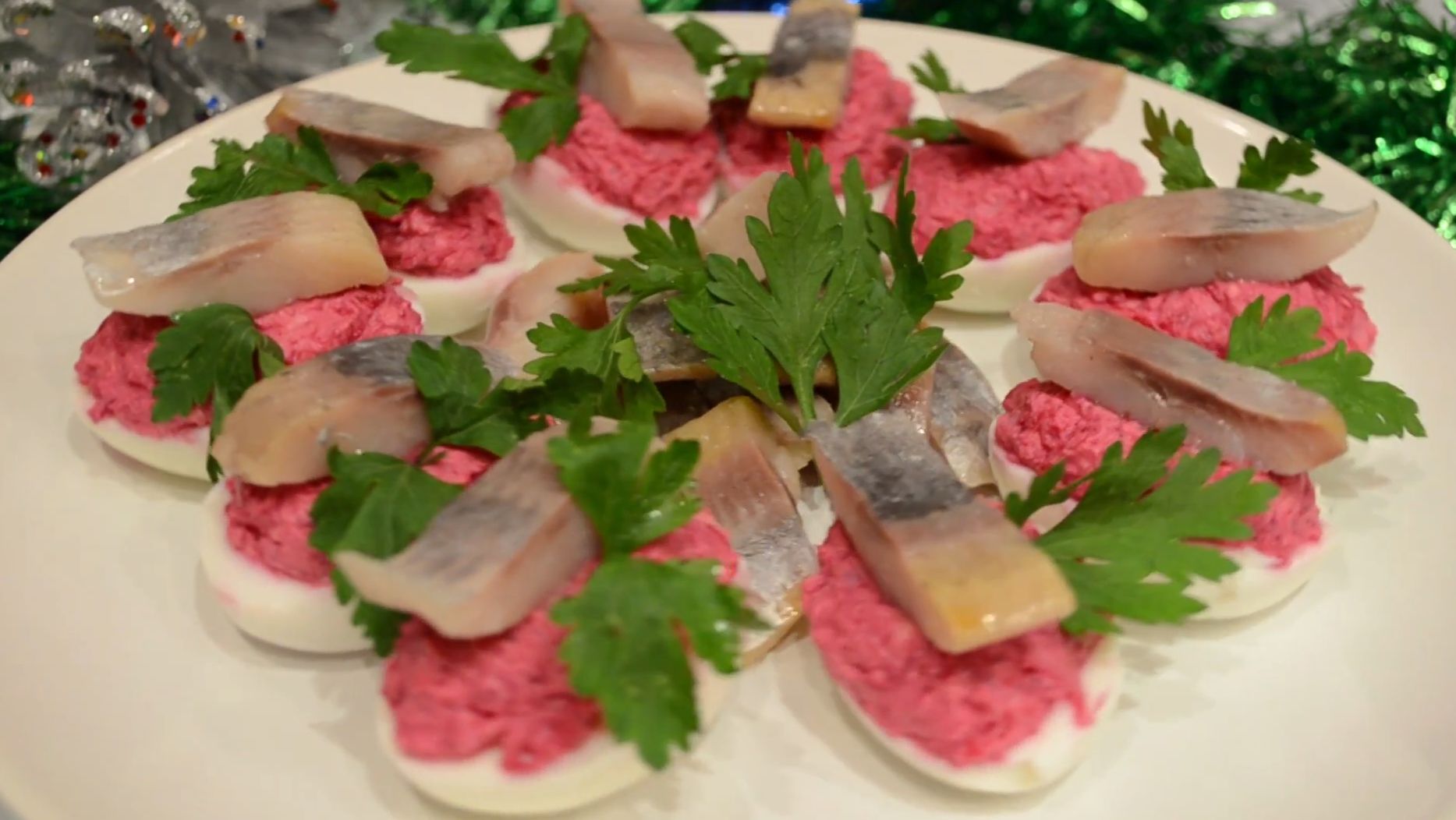 Закуска Яйца с селедкой смотреть онлайн