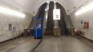 Ленинград (Санкт-Петербург), станция метро Обухово, прибытие и отправление поезда