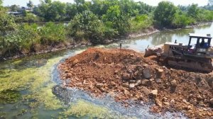 Часть 2. Дорога через болото. Бульдозер Komatsu D53A и грузовики прокладывают дорогу.