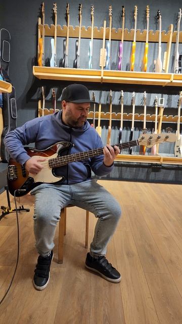 Зацените джаз бас от G&L, шикарный, классический звук. Дело было в @club_gitar
. смотреть онлайн