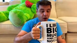 Настя играют с папой в лего