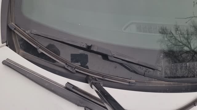 Как снять щётки стеклоочистителя на Лада Веста NG и установить нестандартные.