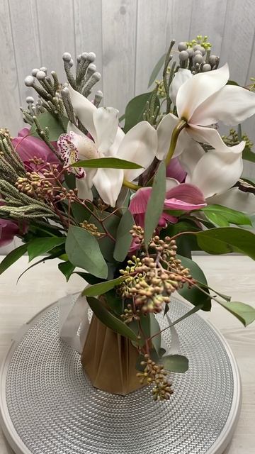 Букет из двух видов орхидей смотреть онлайн