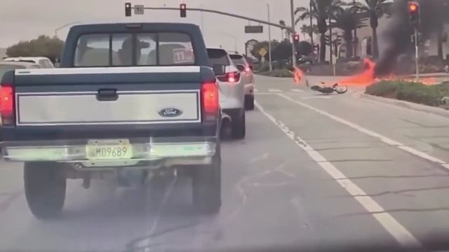 Мотоцикл загорелся при ДТП в Калифорнии смотреть онлайн