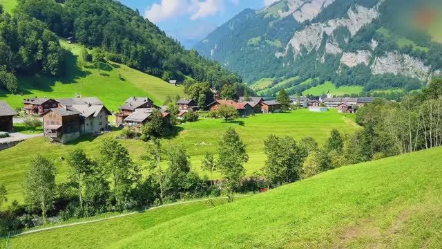 Я нашла деревню в Швейцарии с уникальным фонтаном! Скрытая жемчужина,которую стоит увидеть! смотреть онлайн