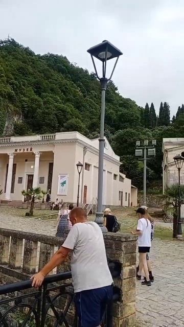 Водопад у храма Симона Кананита, Абхазия