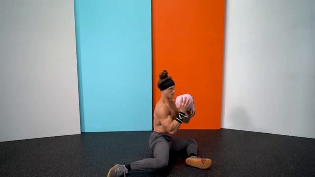 Гоблет вращения с гирей бёдрами под 90 градусов сидя / Kettlebell Goblet 90 90 Hips Rolls смотреть онлайн