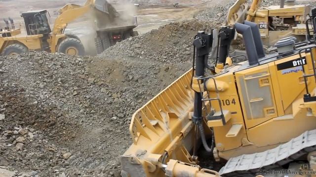 Cat D11T толкает горную породу для погрузки. смотреть онлайн