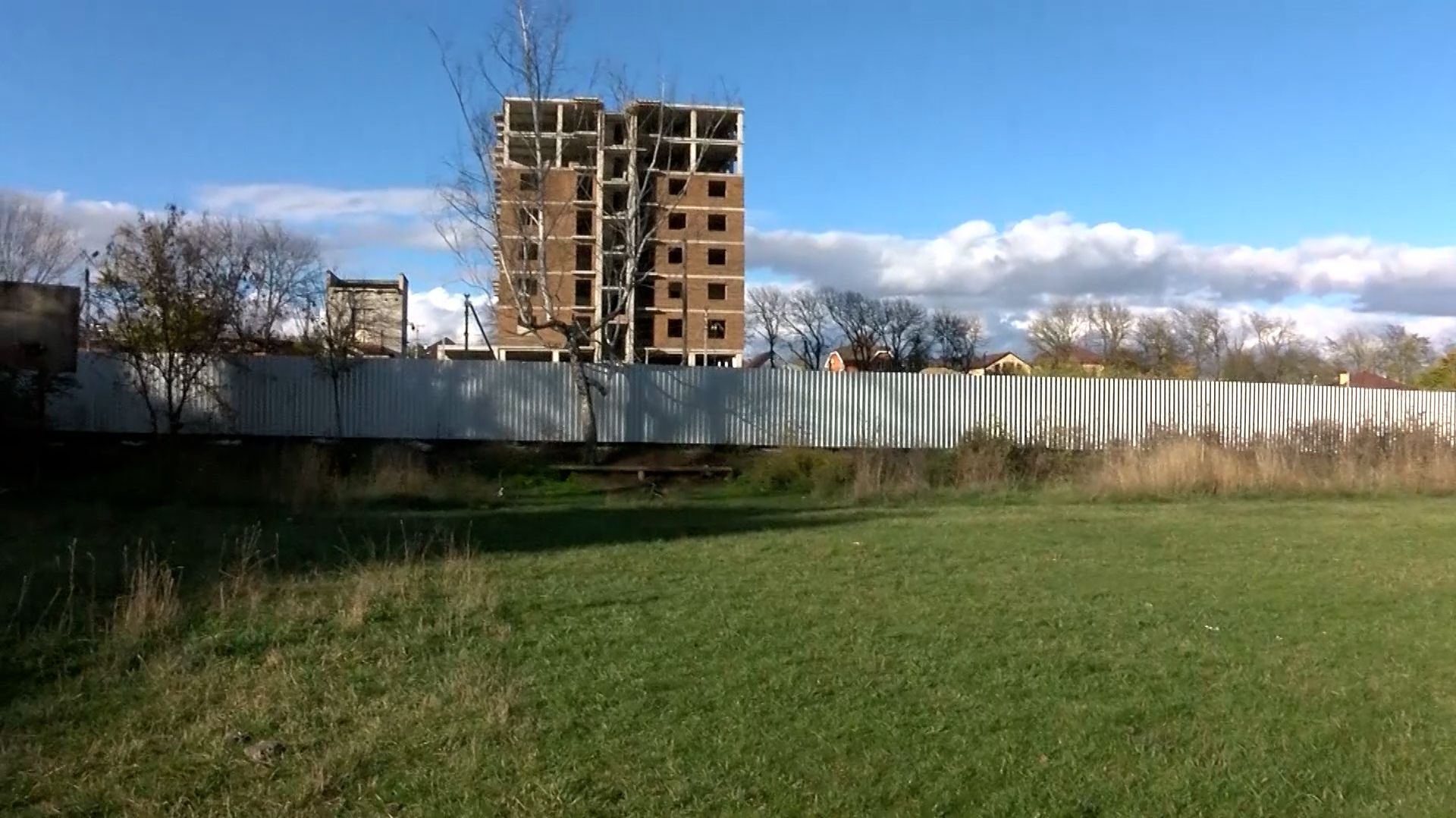 КОНФЛИКТ МЕЖДУ ЗАСТРОЙЩИКОМ И ЖИТЕЛЯМИ СТАРЫХ ДОМОВ смотреть онлайн